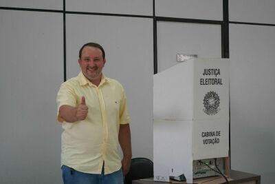 Imagem da notícia Candidato a prefeito, Dr. Juliano, vota na Câmara Municipal de Nioaque e agradece apoio da População